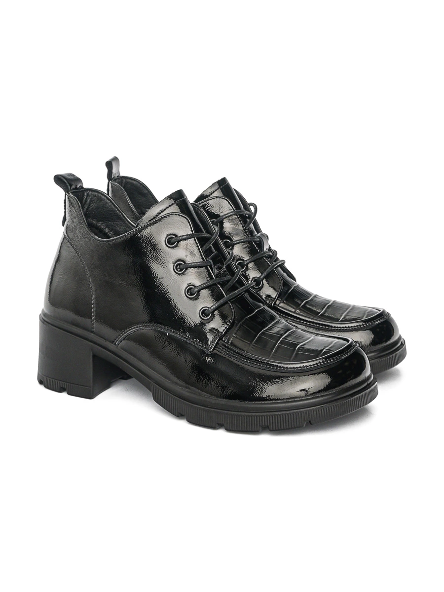 Ботинки-дерби лакированные черного цвета со шнуровкой